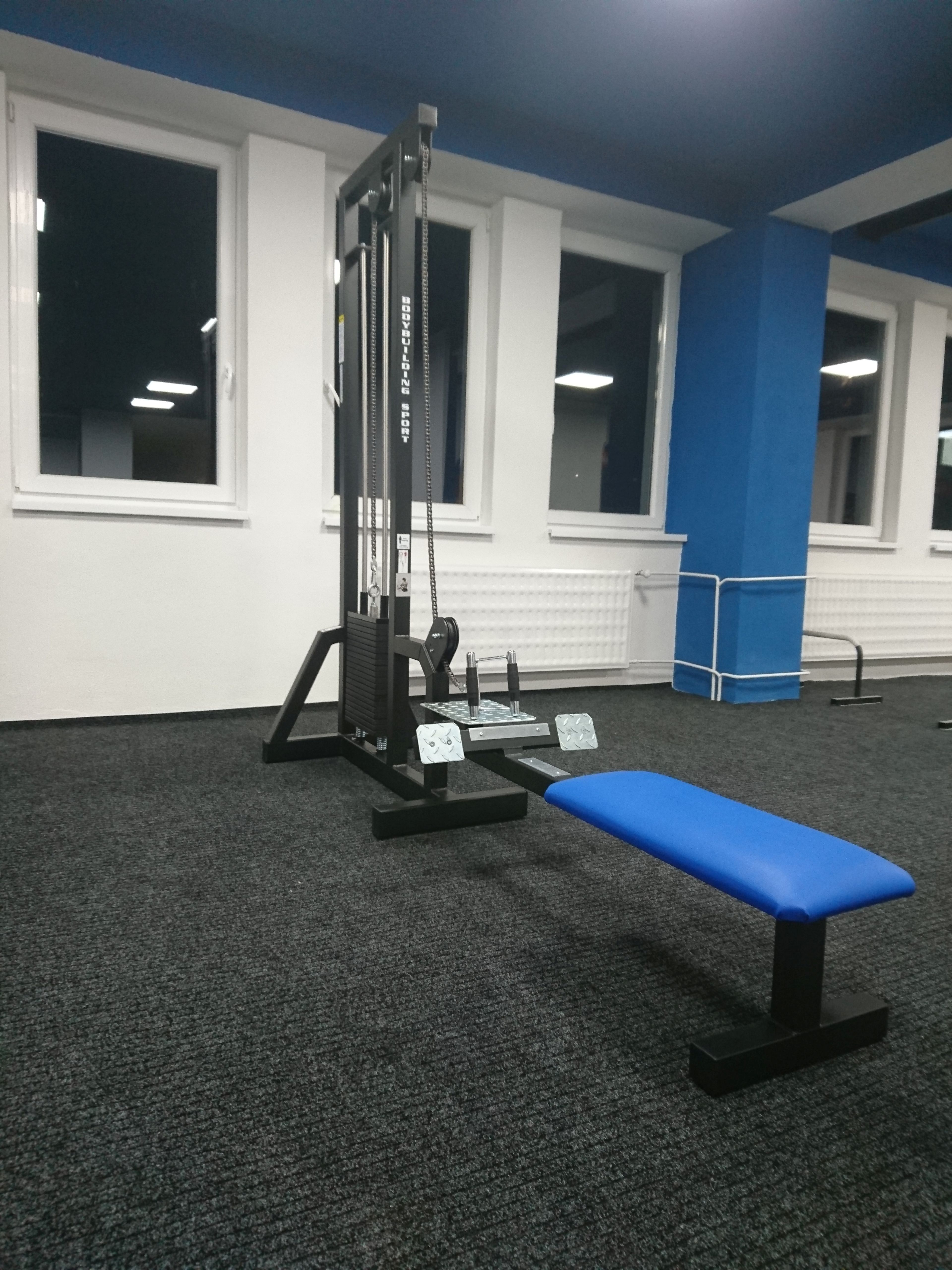 Kladka zdola v sede + 1x adapér + 100kg tehličiek